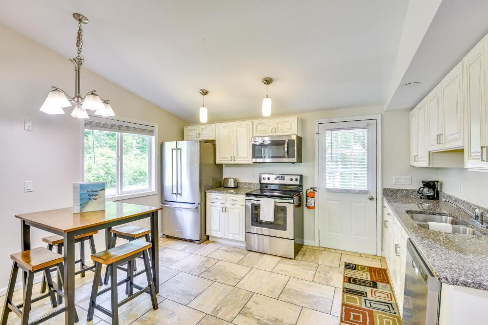 2 Mi to Warren Dunes Sawyer Apartment with Deck!